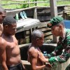 Satgas Pamtas Yonif 411 Kostrad Ajarkan Anak Papua Pola Hidup Sehat.  Satgas Pamtas Yonif 411 Kostrad Ajarkan Anak Papua Pola Hidup Sehat.